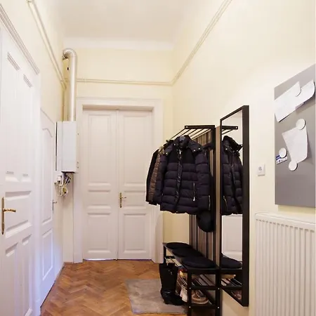 A54: Charming In The Ruin Bar District Apartment