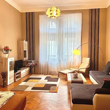Apartment A54: Charming In The Ruin Bar District *