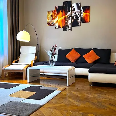Apartment A54: Charming In The Ruin Bar District