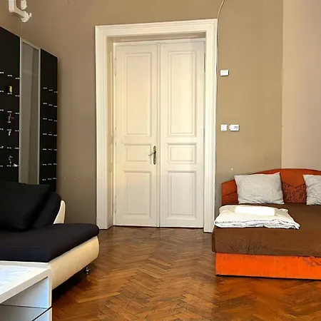 Apartamento A54: Charming In The Ruin Bar District *
